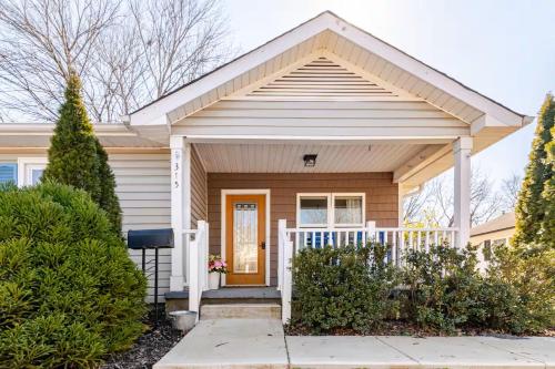 Historic Belmont Home - Steps to Stowe Manor and Downtown Historic Belmont Home - Steps to Stowe Manor and Downtown