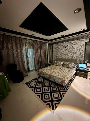 A private room exclusively for men, offering comfort and convenience for a relaxing stay in Kairo