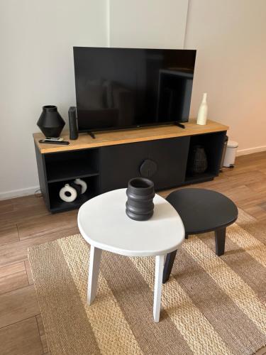 One-Bedroom Apartment image 3