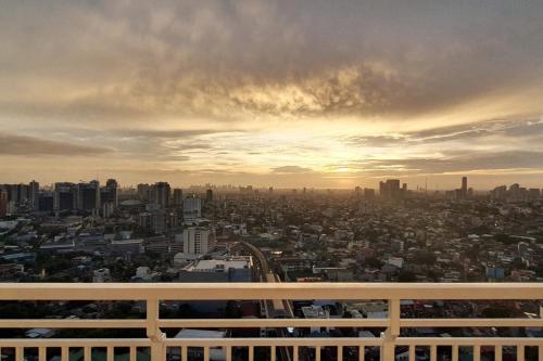 Modern and Cozy 2-Bedroom Condo in Prime Location, Manila
