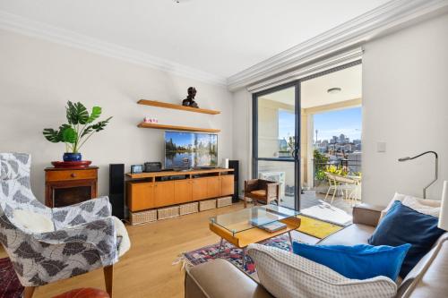 Elegant Stay in Balmain with Pool Access - image 12