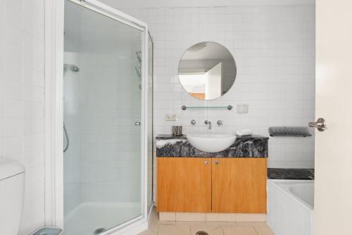 Elegant Stay in Balmain with Pool Access - image 9