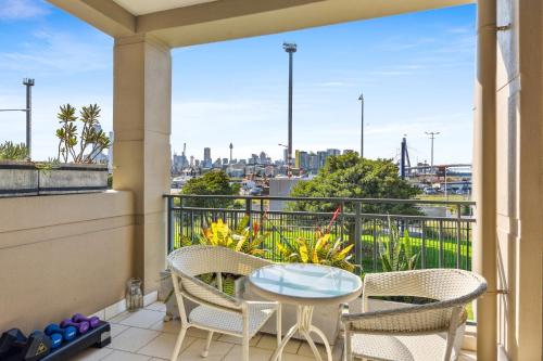 Elegant Stay in Balmain with Pool Access - image 5