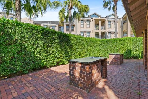 Elegant Stay in Balmain with Pool Access - image 6