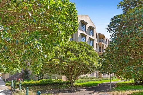 Elegant Stay in Balmain with Pool Access - image 8