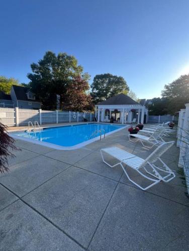 Newly Renovated Villa with King Bed and Amenities, 1 mile to Mohegan Sun in Norwich