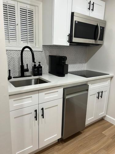 Newly Renovated Villa with King Bed and Amenities, 1 mile to Mohegan Sun in Norwich