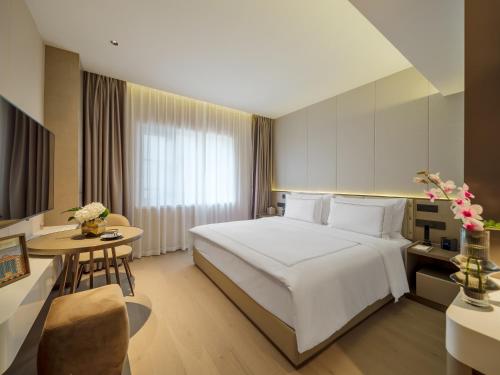 Superior king-size bed Room room in Donghu Collection Hotel