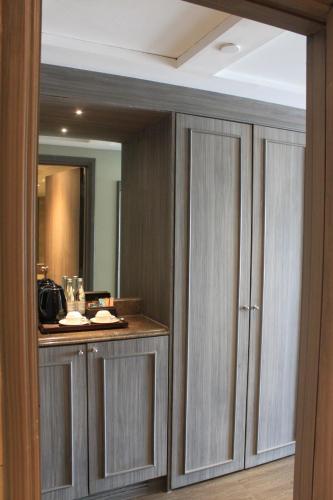 Deluxe Double or Twin Room image 8