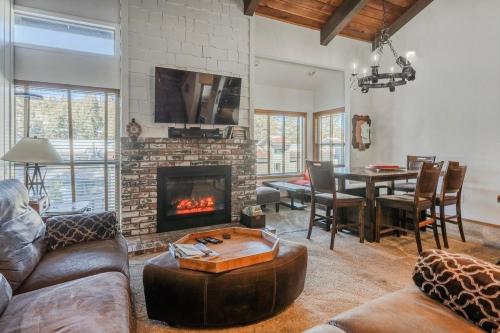 Canyon Slopeside Retreat