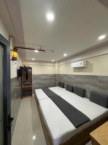 Family Room image 3