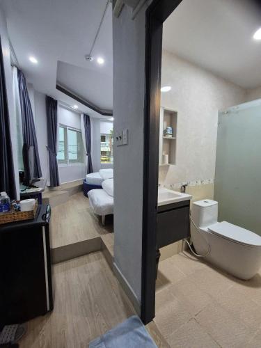 room detail thumbnail 2