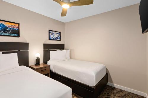 Two-Bedroom Deluxe Apartment image 2