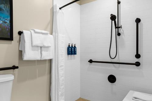 One-Bedroom Deluxe Apartment image 3