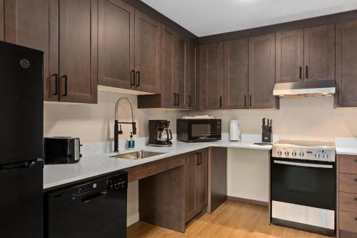 One-Bedroom Deluxe Apartment image 2