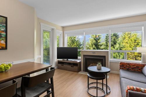 One-Bedroom Deluxe Apartment image 1