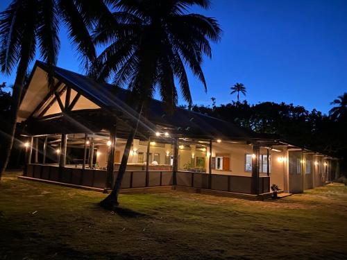 Coconut Beach Resort in เกาะทาเววา