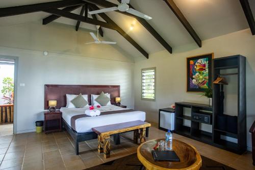 Coconut Beach Resort in เกาะทาเววา