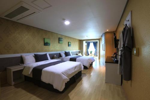 2 double beds