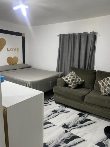 White Room Sparks Guesthouse – khách sạn tại Spanish Town