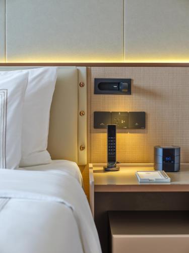 Superior king-size bed Room image 1