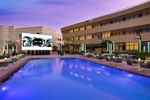 مسبح, ماريوت للشقق الفندقية - حي السفارات (Riyadh Diplomatic Quarter - Marriott Executive Apartments) in السفارات