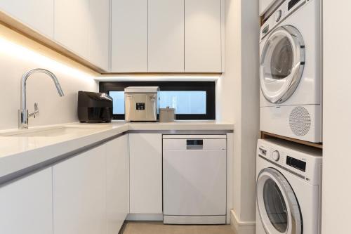 Paradise in Camps Bay, Luxury Villa with Pool and Views