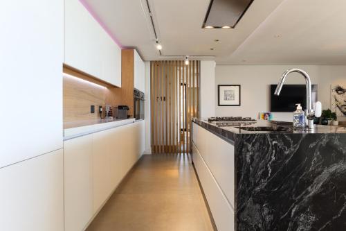 Paradise in Camps Bay, Luxury Villa with Pool and Views