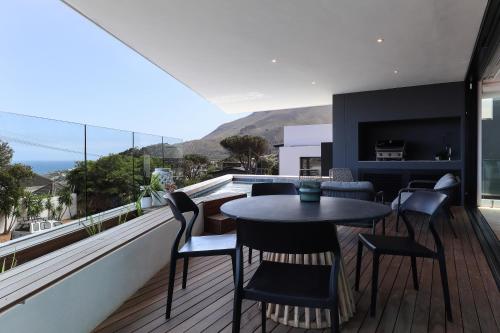 Paradise in Camps Bay, Luxury Villa with Pool and Views