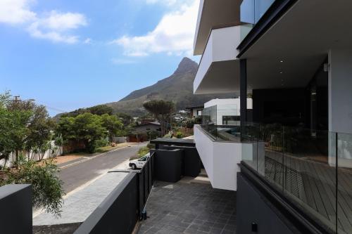 Paradise in Camps Bay, Luxury Villa with Pool and Views