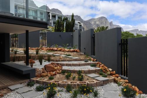 Paradise in Camps Bay, Luxury Villa with Pool and Views