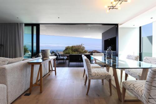 Paradise in Camps Bay, Luxury Villa with Pool and Views