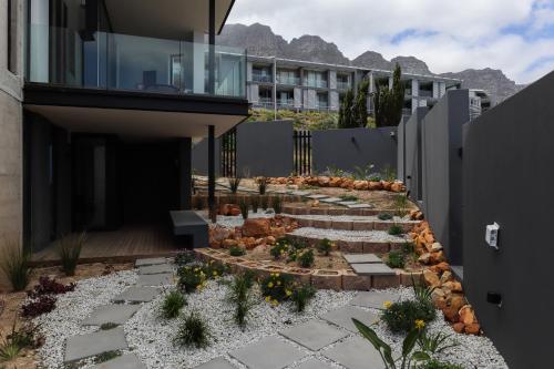 Paradise in Camps Bay, Luxury Villa with Pool and Views