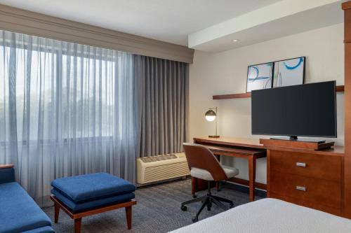 King Room with Sofa Bed and Adapted Tub - Mobility and Hearing Accessible