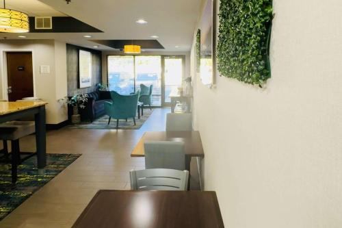 Quality Inn - image 11