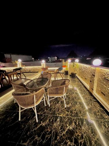 pyramids solar boat inn