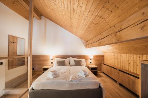 1 king bed, 2 sofa beds