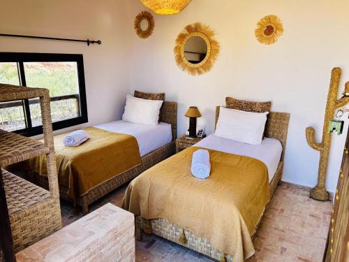 2 twin beds