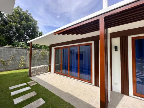 Bluewaves Hostel & Villa Panagsama by Hiverooms Room Type - King Room with Pool View
