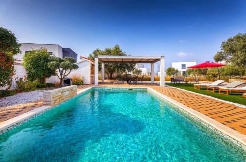 House with Private Pool room in Villa Sunshine - Private Heated Pool & Sport Fields