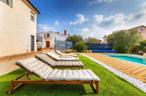 Villa Sunshine - Private Heated Pool & Sport Fields - image 3
