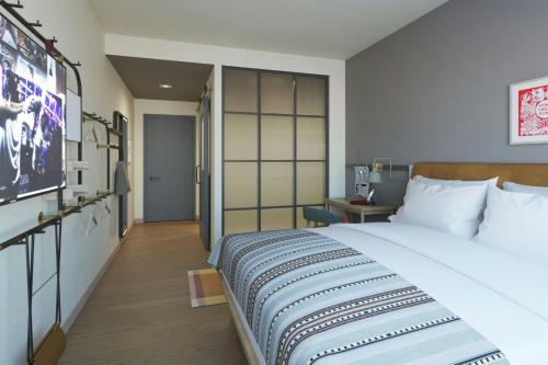 WorKing Play Hard Guest Room - Mobility/Hearing Accessible