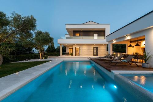 Luxurious Villa Laurea - image 11