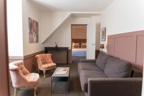 1 queen bed, 1 sofa bed