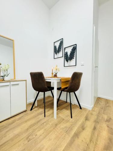 Private Rooms in 5BR Apartment Near Matzleinsdorfer Platz 4