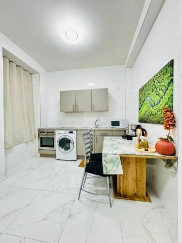 Private Rooms in 5BR Apartment Near Matzleinsdorfer Platz 2