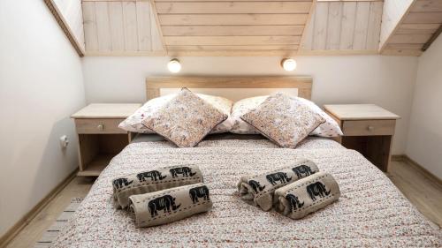 3 bedrooms, 6 beds