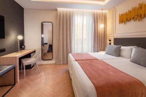 Double or Twin Room image 3