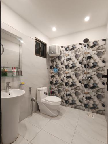 Luxury 1BHK with Balcony & Stunning City Views - image 9