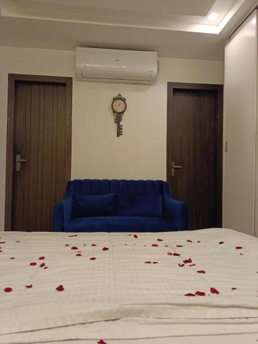 Luxury 1BHK with Balcony & Stunning City Views - image 7